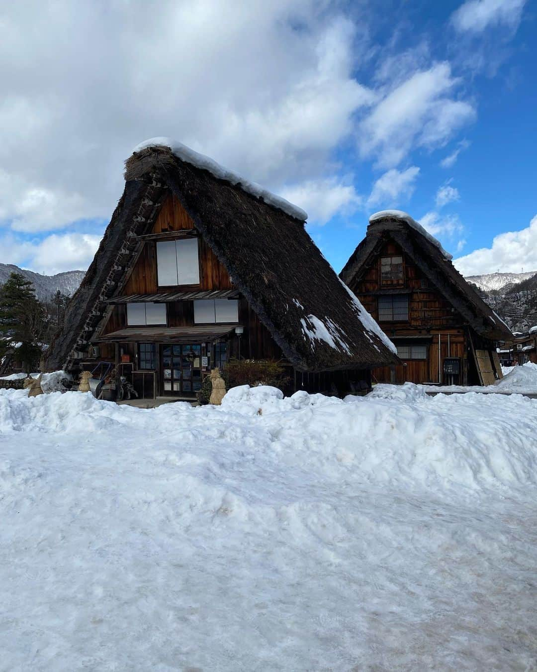 吉田秀彦のインスタグラム：「白川郷‼️ 何か癒やされたな〜！」