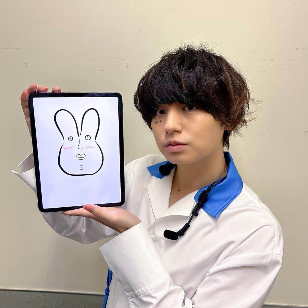 Hey! Say! JUMPさんのインスタグラム写真 - (Hey! Say! JUMPInstagram)「⁡ ⁡ 答え合わせ🐰 ⁡ ⁡ #伊野尾慧 #HeySɑyJUMP #JUMPのいんすた #卯年」1月5日 12時10分 - heysayjump_official