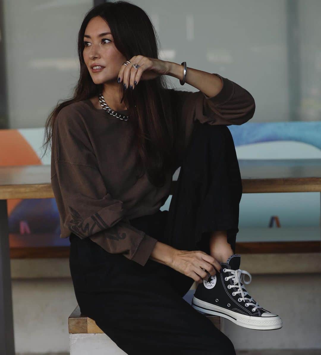 ブレンダのインスタグラム：「Ditching the high heels for the high tops.  “Dressing up sneakers”  in my latest column for Eclat Magazine.  It’s all about the accessories ✨  Top:  @lappartement_jp  Pants: @thrillsco  Accessories: all Hermès   Photo: @meltjoeng  H&M: @risa.hoshino  Coordination: @reikohase」