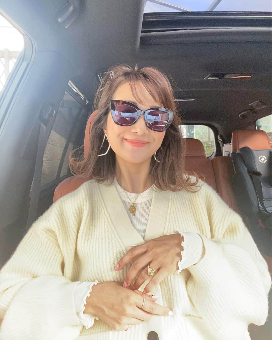 Mai Wakimizuのインスタグラム：「今年に入ってもう2回は着てるリャマちゃん♡暖かいだけじゃなくてモチモチフワフワだから着てて寝てしまいそうなほど気持ち良い♡今日はオールホワイト＼(^o^)／ cardigan:#linkable @linkable_official(sale中)」
