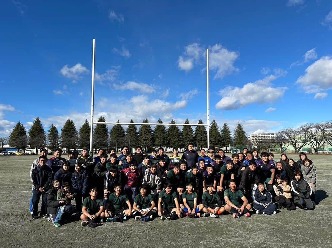 谷田部洸太郎のインスタグラム：「2023.1.3  毎年恒例母校のOB戦🏉 若い子たちとラグビーができて楽しかった幸せだった！ 卒業する3年生は各々進路でこの3年間で学んだことを活かして楽しく歩んで行ってください！ 残された学生たちは限られた時間の中でいろんな経験をして成長していって欲しい！それが社会に出た時に必ず役に立つから楽しんでください👍  2枚目 この先輩（哲男さん）がいなかったら全国大会に出れなかったと言ってもいいくらい！ 僕が高校卒業して恩師から聞いたエピソードと当時僕が感じた事です。 ↓↓↓ 哲男さんが入学した際に恩師に言った言葉があって、『僕が花園連れて行きます！』と強気に言ったそうです。恩師も知る人ぞ知るかなり怖い先生でして、僕は一回しか蹴られませんでしたが上と下の学年はボコボコにされてたのを覚えてます。w 今は難しい世の中だからダメよ🙅‍♂️w  話戻して、その言葉を聞いて恩師の頭の中で全国大会にいけるイメージができたそうです。 その先輩の代から県予選決勝にはいくものの優勝はできなかった。 哲男さんが3年生、僕が2年生になり迎えた春の大会での出来事。 対前橋高校戦、残り時間僅かで相手がペナルティをしてペナルティゴールを選択、決まれば逆転の場面でボールがポールに当たり運よくこっちに転がりそのままボールをキープして最終的に逆転トライができて決勝進出。その試合哲男さんが泣いてたのを鮮明に覚えてます。決勝は農ニとして65対0で負けて春の大会は終わりました。 秋の全国大会の予選に向け哲男さんはキックの練習をしてました。チーム全体も春惨敗した農ニに対してのリベンジに熱くなってたのを覚えてます。  迎えた全国大会予選が始まり順当に勝ち上がることができ、決勝進出する事ができました。 ピリついたグラウンド、めちゃくちゃ激しい練習、色んなプレッシャーの中迎えた決勝戦。  対農ニ戦 試合前のロッカーでの恩師の激に自然と涙が出た、本当にどうなったっていい失うものは何もないって思えた。  今までラグビーを続けられているのもここが1番初めのターニングポイントだったかもしれない。 恩師の為、先輩の為、家族、先生方の為に命をかけて戦えたこと。  結果は16対12で勝利、哲男さんのキックも全て決まり、優勝でき初出場で花園に行く事ができた。  全国大会では年を越せてAシードだった正智深谷に歴史的惨敗して全国大会は終わったけど、高校生ながら貴重な体験ができたなって感じました。  @jsports_rugby さん その当時の映像ありませんか。また熱い気持ちになりたいです。笑  長くなりましたが最後まで読んでいただきありがとうございます🙇‍♂️ 結局何が言いたいかというとラグビーなかったら今の自分は居なかったし、こういう考え方にならなかったし、今まで出逢えた人たちに会えなかったなと思いました。  まあ会うべき人とは必ずどこかで会ってたと思う！ だから今の嫁さんとも出逢えたし子供達に出逢えたんだなと☺️色々喧嘩もしますが宜しく！ 普段照れくさいけどありがとうを伝えさせていただきます🫡 @yumieyatabe  あっとぅ〜す🙏  #今の気持ちを書き留めておく」
