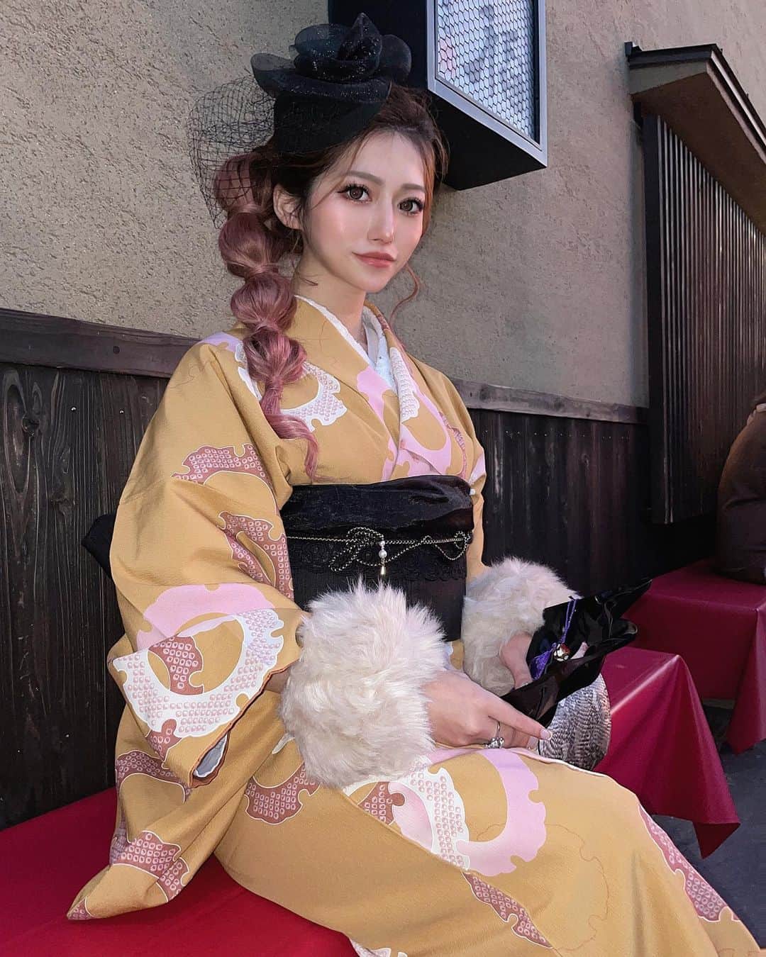 のインスタグラム：「👘🤎🪵  京都で着物🫶🏽  嵐山食べ歩き美味だった🍡🥒  #京都 #京都グルメ #京都着物レンタル #京都着物 #嵐山 #嵐山食べ歩き #嵐山グルメ #着物 #着物女子」