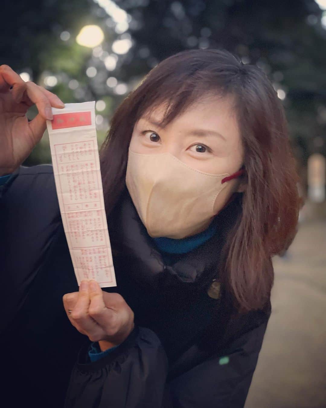山口もえのインスタグラム：「・  やーっと家族揃って初詣にいけました⛩✨ おみくじひいたら大吉だったよ♡ 年末年始ぐーたらし過ぎて 胃もたれがひどい。笑 皆さまにとって 「笑」多き一年になりますように✨ 本年もよろしくお願い致します🤲  ※ 私を撮ったのは5歳児📸  #あけましておめでとうございます #皆さま #笑 #多き一年になりますように❤️ #2023」