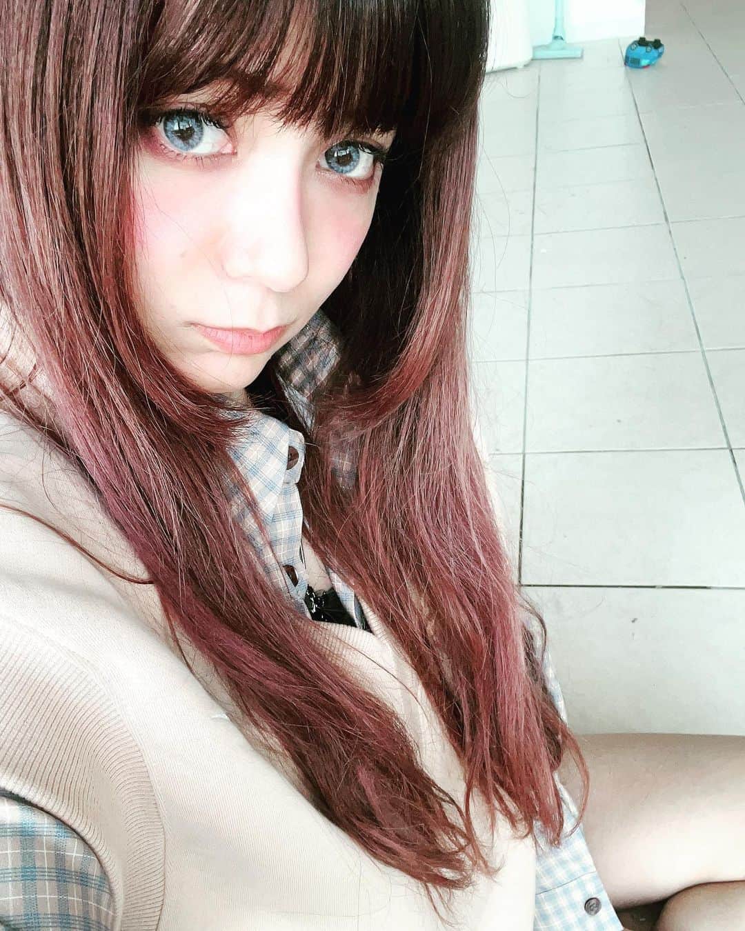 Arimeのインスタグラム：「今年はいろいろリセットして新しいことはじめていこうかな♡ みんなにとっても良い年になりますように٩( ᐛ )و♡♡♡  今年初のヘアカラー何色にしよかなぁ、、  #新年  #2023  #okinawa #リセット  ＃ヘアカラーパープルブラウン」
