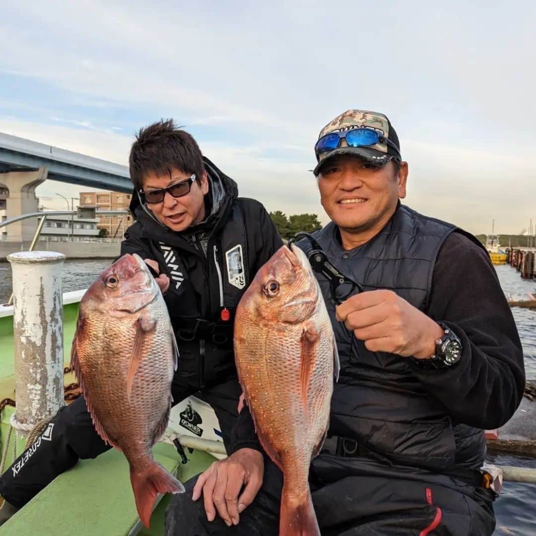 佐々木主浩さんのインスタグラム写真 - (佐々木主浩Instagram)「遅くなりましたが、新年明けましておめでとうございます。  先日は翔さんと真鯛釣りへ行ってきました。 詳細は日刊釣りちゃんねるにてご覧いただけます！  今年もよろしくお願いいたします。  #釣り #日刊 #太田屋 #哀川翔　さん」1月5日 13時46分 - sasakikazuhiro.22