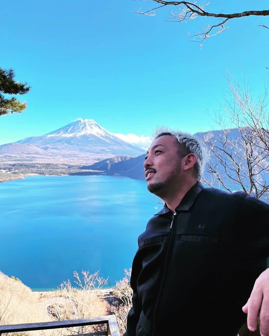 世界のアディ男のインスタグラム：「新年早々、バーのスタッフを連れて一泊行きました。 神社にお参りして、山登って、サウナ行って、飲んで食ってからの帰って大掃除🧹🧽  今年も渋谷、沖縄とアディバーをよろしくお願い申し上げます🥺！  #アディバー #アディ男軍団 #渋谷 #沖縄」