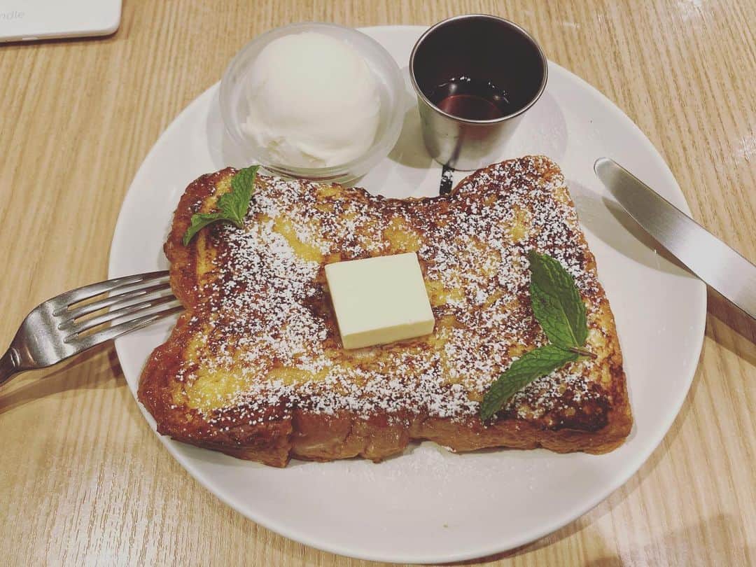 ウエンツ瑛士のインスタグラム：「美味しかったんだけど 隣で受験生が勉強してると、なんか後ろめたい #パンケーキ食べたくて家を出たのに #フレンチトーストになっちゃった日 #頑張れ全国の受験生」