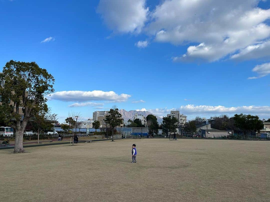 美坂理恵のインスタグラム：「. お天気に恵まれたお正月でしたね🌞  息子と公園三昧の年末年始でした。  今日から2023年始動です🐰 今年もよろしくお願いします。  #鹿児島 #鹿児島のお正月 #2歳男の子 #鹿児島公園めぐり #子育て #子育てママ #初蹴り」