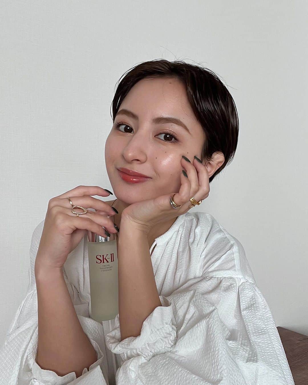 のインスタグラム：「新年が明けて5日が経ったね😳 皆さん、いかがお過ごしでしょうか? 私は美味しいものを沢山食べて幸せな日々を送っています♡   そして今年もSK-IIからスキンケアセットが詰まった新年の福袋が登場しました❤  1年毎に肌も歳を重ねるからしっかり予防とケアをしたくて 2023年は今までよりも更に自分のお肌と向き合う1年にしたいなと思い、SK-IIを使ってスキンケアに力をいれてるの🫶🏻 フェイシャル トリートメント エッセンスは今までも沢山使ってたんだけど、  SK-IIに入ってるピテラ™が肌本来が持つ潤い成分に 組成が似ているからを生み出す力をアシストしてくれて、  サラッとしてるけどしっかり浸透してくれるエッセンスは バシャバシャ使えて乾燥する冬にも大活躍🌬️ 次の日には肌がもちっとした気がしてすごく良い感じ♡   これからも気を引き締めてスキンケア頑張っていきます🙌🏻 みんなも一緒に頑張ろう!! . @skii #SKII #ピテラ  #神エッセンス  #スキンケア  #ピテラエッセンス  #新年 #福袋  #pr #乾燥肌」
