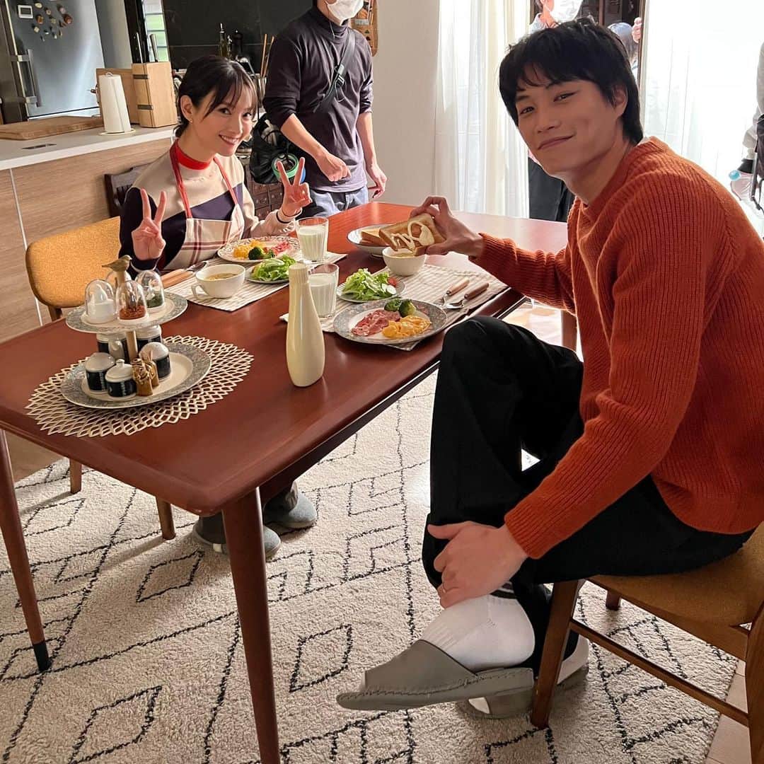 忍者に結婚は難しいのインスタグラム：「今夜10時スタート❗️ #忍者に結婚は難しい  ／ 📢放送まで、あと2️⃣時間‼️ ＼  朝食中の🍞🥛 蛍(#菜々緒)と悟郎(#鈴木伸之)  忍者の末裔夫婦の㊙️結婚生活…🥷🥷 夫婦あるあるもっ👀✨  #ドレミファドン の早押し回答  #チームにんむず 頑張って🔥  #オフショット」