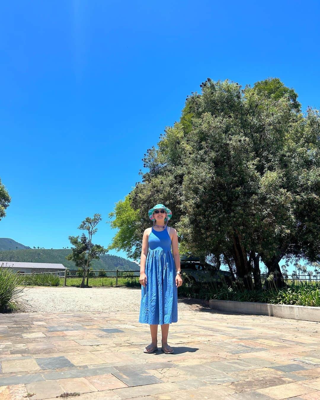 のインスタグラム：「📍Plett SA / プレッテンバーグ,南アフリカ🇿🇦  ご挨拶遅れましたが、皆様あけましておめでとうございます。  2022年12/31深夜に飛び立ち、より深く自分自身のことを知るために、(&90歳のお爺ちゃんの誕生日の為に🤍) 29時間3回乗り換えで 父の故郷である南アフリカに帰ってきてます。 大家族との再会が切実に心に染みてます…  新年早々最高 ひたすら感謝✨✨  楽しすぎて更新忘れてますがTikTokに細かく動画あげてるので良かったら見てください🤍  ⚠︎関係者各位 まだしばらくこちらにいますので、時差などでご迷惑おかけするかもしれませんがお許しください…🥹」