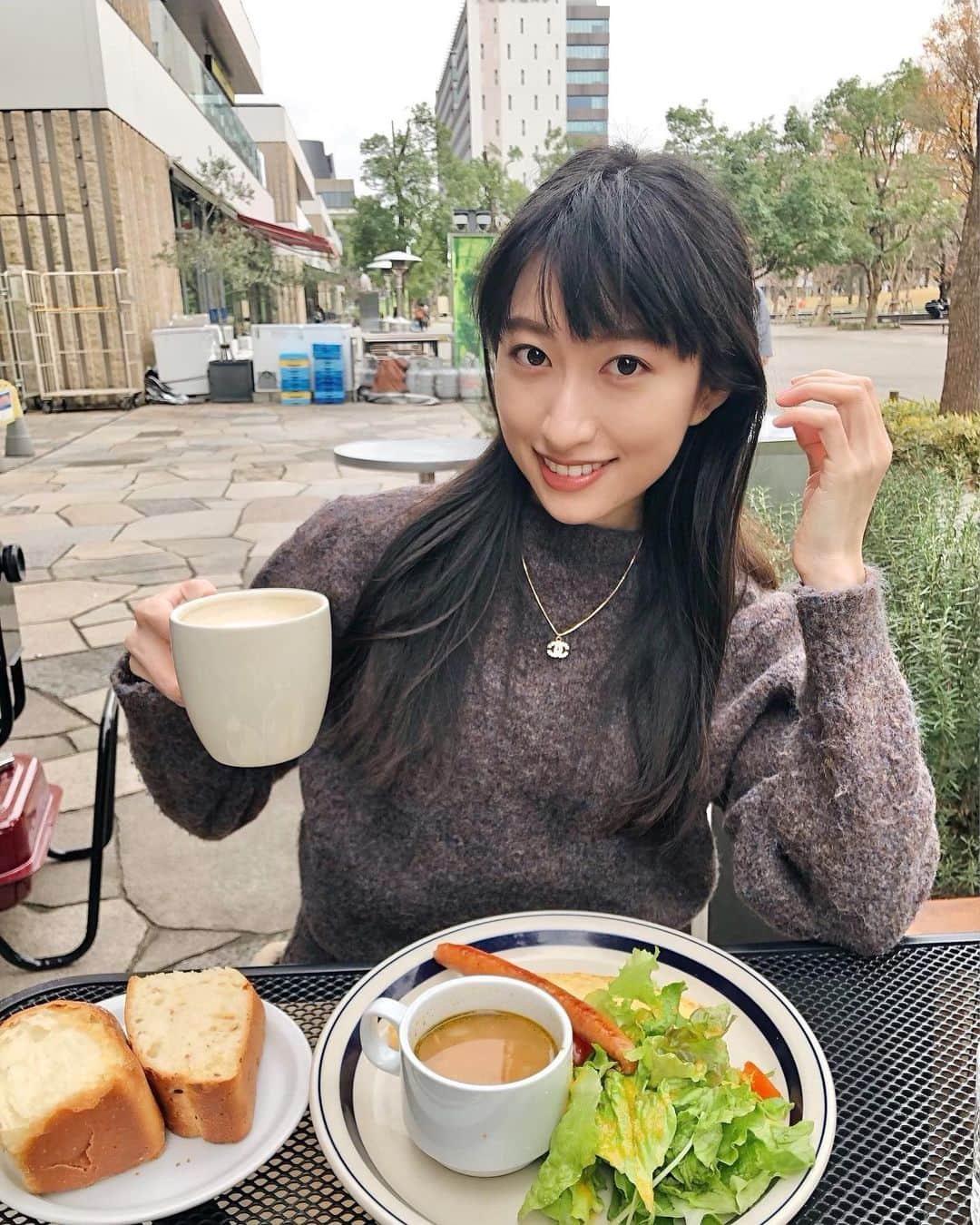 戸高彩菜のインスタグラム：「前後ろ逆に着て、ネックレスもイン出来ないほどに首が詰まってる😅何かおかしいと思ってたよね🥶🧶#このニット毎日着すぎ」