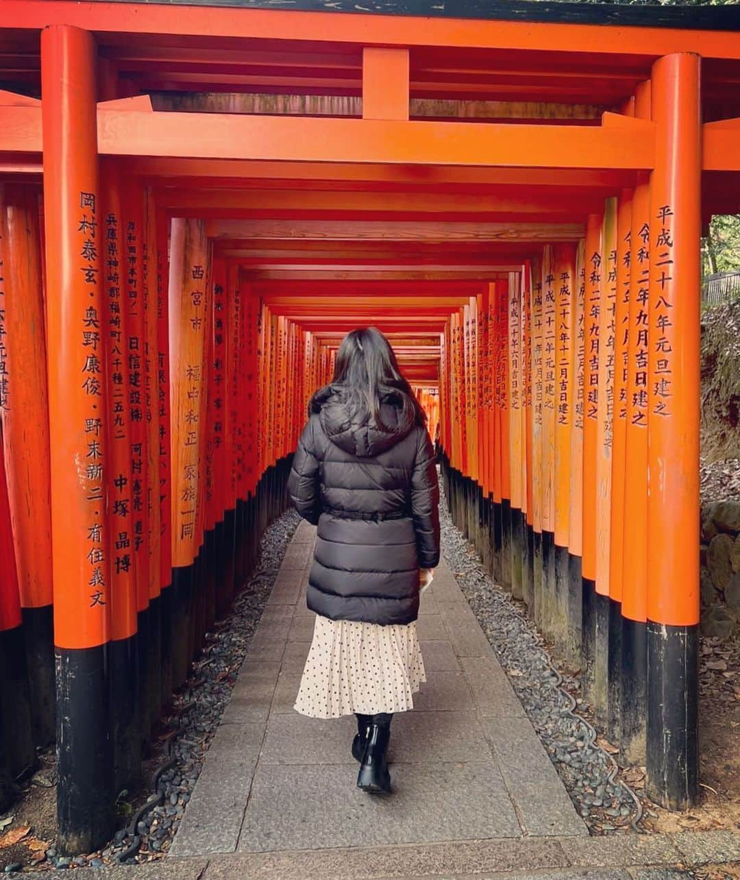 石原夕里朱のインスタグラム：「Kyoto♡ ⁡ お稲荷さん🦊お詣り⛩ ⁡ 今年も1年頑張ります‼️🔥 ⁡ #Kyoto #fushimi #inari #happynewyear #2023 #hny #newyear #haveagreatnewyear #travel #ri_travel #photogenic #instagood #photooftheday #instadiary #京都 #帰省 #伏見稲荷大社 #千本鳥居 #参拝 #新年 #卯年 #京都観光 #京都観光スポット #🎍 #⛩」