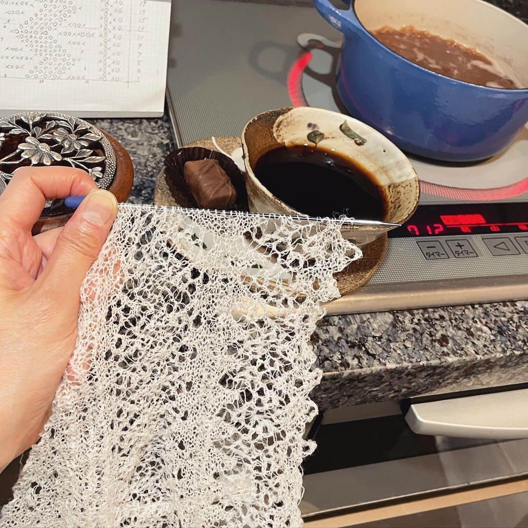 長久保智子のインスタグラム：「I’m back to my normal lace knitting life.  Today, while making red bean paste, enjoy knitting,coffee and chocolate time 🤣 so busy …🤣  日常のLace生活に戻ってきました。けどなんだか不完全燃焼な私の「今年のあんこもち🫘」なので、やっぱり自分で作る🫕 アクとりながらぁ珈琲とチョコレートつまみながらぁ編む🤣 なかなか忙しい。。。🤣  #shetlandlace #shetlandlaceknitting #shetlandwool #shetlandyarn #laceknitting #knittinglace #handspunyarn #duringcooking #knittingwithcoffee #シェットランドレース #シェットランドウール #レース編み #あんこ作り #あんこ好き」