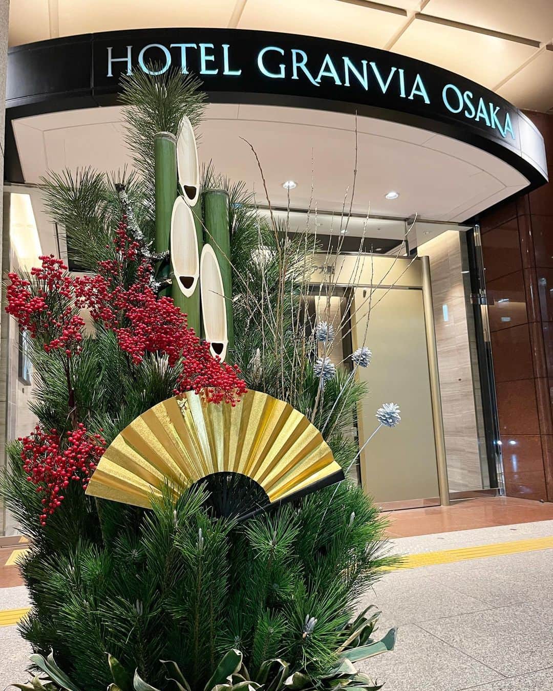 ホテルグランヴィア大阪さんのインスタグラム写真 - (ホテルグランヴィア大阪Instagram)「. 新年あけましておめでとうございます。 新しい年が素晴らしい1年となりますよう、皆さまのご健康とご多幸をお祈り申し上げます。 . 2023年は、ホテルグランヴィア大阪 開業40周年＆ホテルヴィスキオ大阪 開業5周年記念の年です✨ これまでのご愛顧に感謝し、2ホテルで「信頼をつなぎ、未来へ挑戦」をテーマに、開業記念の宿泊プランやイベント・レストランフェアを開催いたしますので、お楽しみに🎵 . 本年も何卒ご愛顧のほどよろしくお願いいたします。 . ====================================.　 ★詳しくはプロフィールよりホームページをご覧ください。 　Please check our website for more details! 　ホテルグランヴィア大阪　@hotel_granvia_osaka ====================================.　 . ★JR西日本ホテルズでは、新たな衛生基準「Clean & Safety」を策定し、妥協のない清潔さと、衛生的な環境づくりに努めております。 https://www.granvia-osaka.jp/special/clean-safety . #ホテルグランヴィア大阪 #大阪ホテル #梅田 #ホテルのお正月 #あけましておめでとうございます #謹賀新年 #hotelgranviaosaka #umeda #osaka #hotel #newyear #newyear2023 #cleanandsefety #JR西日本ホテルズ #jrwesthotels」1月5日 15時10分 - hotel_granvia_osaka