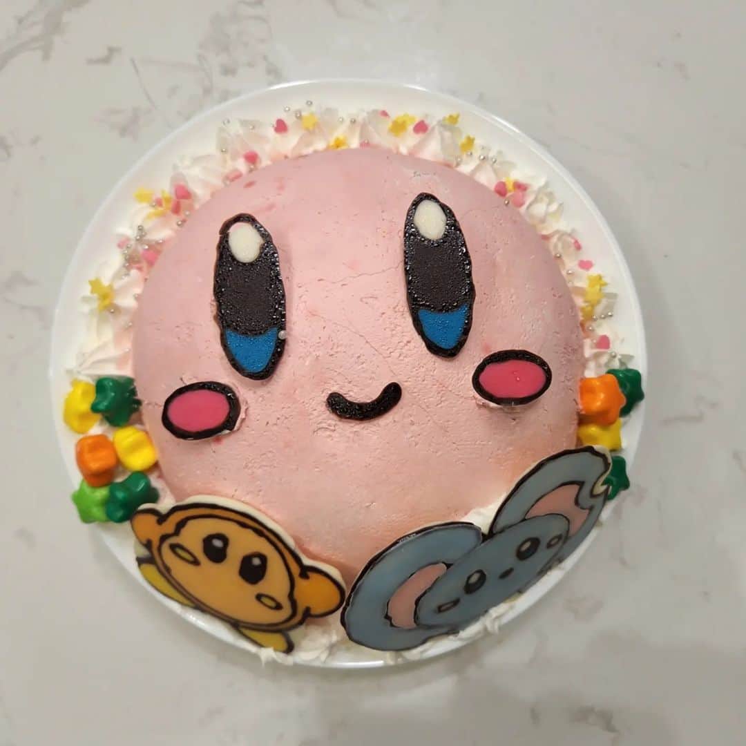 妃咲せあらさんのインスタグラム写真 - (妃咲せあらInstagram)「元旦のお姉ちゃんのお誕生日ケーキ🎂 まさかのカービィにハマって増え続けるグッズ達、、、 #双子と姉  #カービィケーキ #手作りケーキ」1月5日 15時02分 - h_seara88