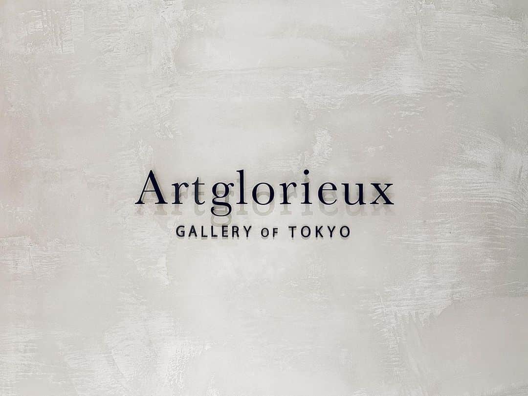 のインスタグラム：「“BLUE” DAICHI MIURA ART EXHIBITION @artglorieux @ginzasix_official   御来場いただいた皆様ありがとうございました！  二極。  それがいつでも頭にあること。  表裏一体。  どちらを見るかは自分が決めていること。  これからは表裏を同時に見ることで真(芯)ができるのではないかなと思った。  真心は真ん中にいれる人に生じること。  そんな展覧会だったのかな。  自分の役割をこれからも全うしようと思います。  #blue #daichimiuraartexhibition #artexhibition #artglorieux #ginzasix #art #crystalart #josiesrunway」
