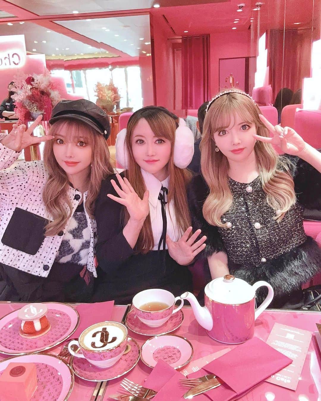 吉川ちえのインスタグラム：「【🎀💕💓💗】 . 韓国にいった時、期間限定の JIMMY CHOOカフェへ🧸❤️ 可愛かったしカフェメニューも 美味しかったな🤤💓 なんで韓国ってこんな素敵なスポット多いんだろ🇰🇷✨ . #韓国 #韓国カフェ #韓国旅行  #jimmychoocafe  #ソウルカフェ」