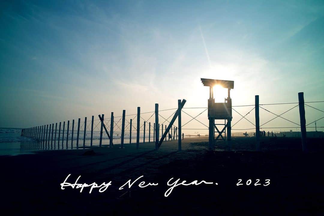 稲垣雅彦のインスタグラム：「あけましておめでとうございます。 HAPPY NEW YEAR.  今年もよろしくお願いいたします。  #sea  #白杭 #湘南」