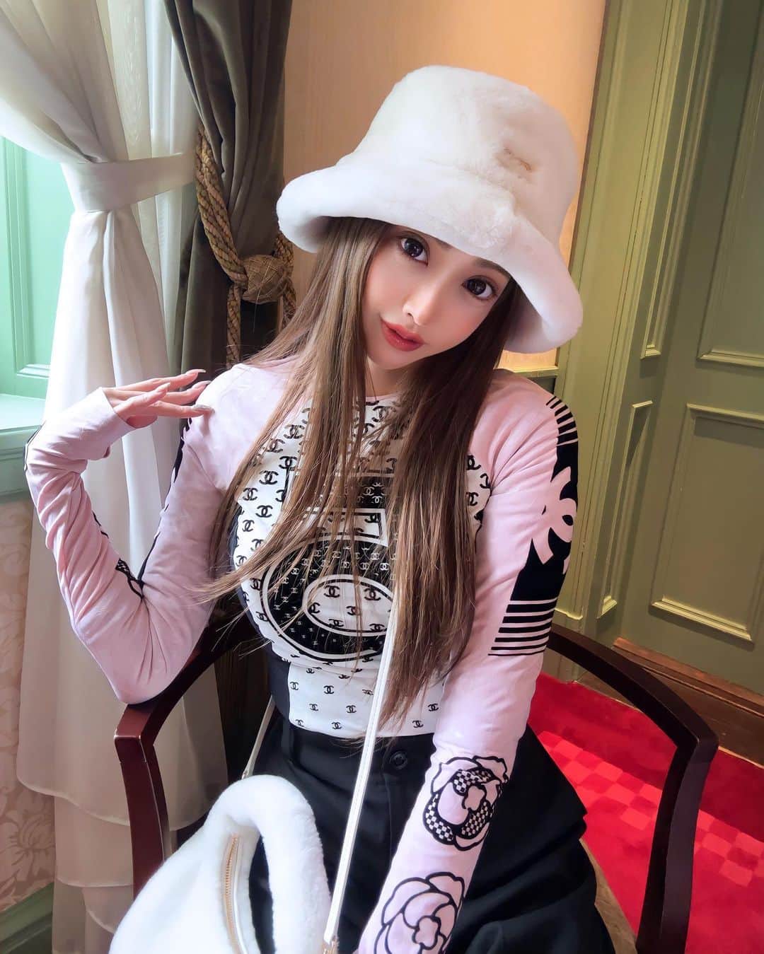 一条葵のインスタグラム：「.  優雅なティータイム〜🫧🫖 素敵過ぎる空間〜✨🏰 . . . . . .  #長楽館 #京都 #カフェ #京都カフェ #洋館 #有形文化財」