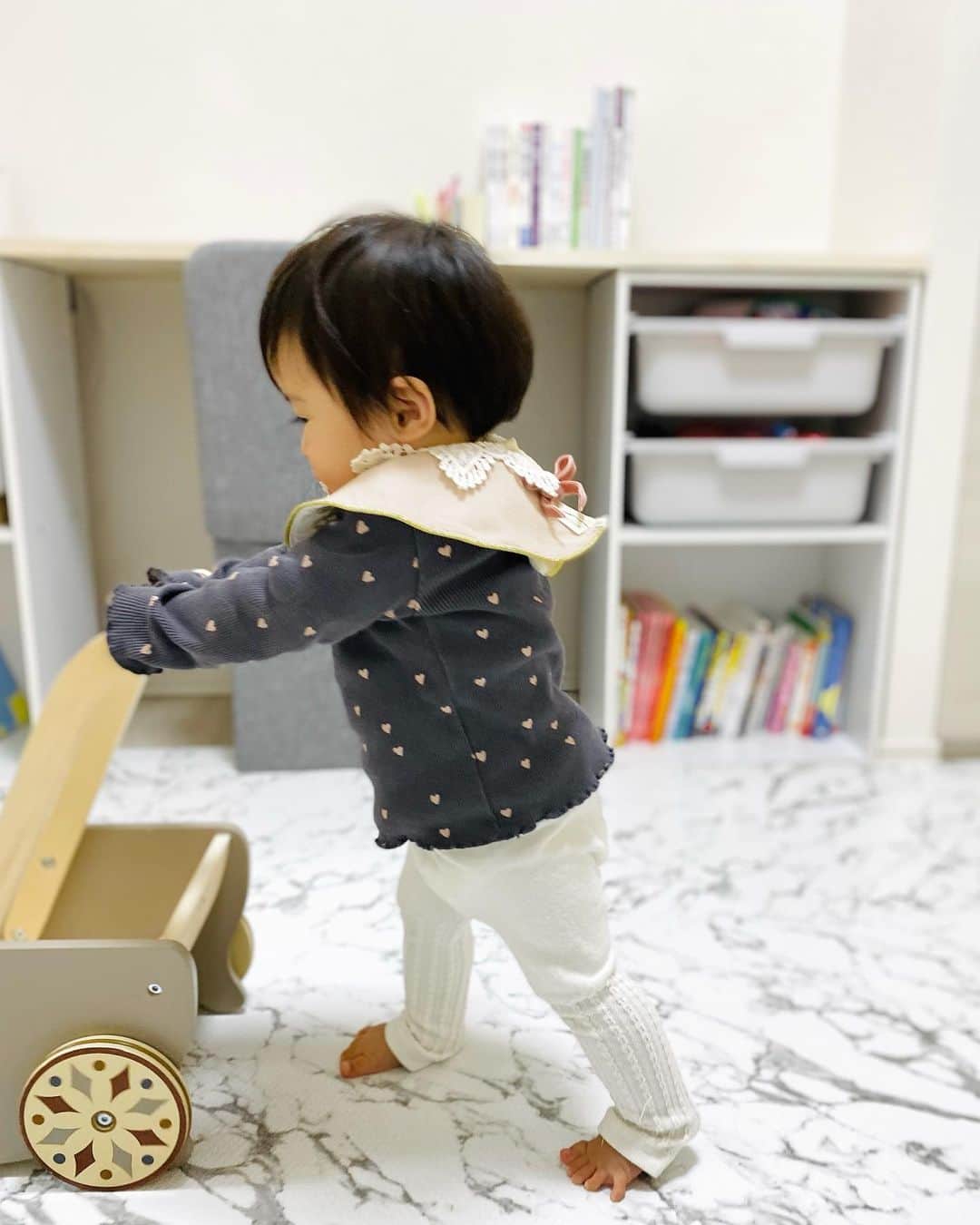 村西利恵のインスタグラム：「✔︎ また気がついたら年が明けてました🎍  最近のわたしたちは…  ★娘がつかまり立ち＆伝い歩きを始めました。言うてる間に歩きそうです。ひー。  ★DIYにハマってます。いま通信💻で大学生をしているのですが、勉強机が欲しいなーと思い、子供部屋に馴染む形でしれっと自分のデスクを作りました。土台は娘の本棚＆おもちゃ箱にしたので違和感なし🙌  ★育休中の唯一の娯楽は、娘が寝てから「千原ジュニアの座王」を観ること。新春SPもおもしろかったなぁ。6日の未公開シーンの放送も楽しみ。  という風に、平和に過ごしております🕊  皆様にとって、素敵な一年となりますように🌅🙏💕  #明けましておめでとうございます #子育て中 #diy女子  #まだこの上に棚を作ろうとしてる #やり出したら止まらない #簡単に解体できて #レイアウト変更可能で #しかも壁を傷つけない #子供部屋にぴったり  #夜は私の勉強部屋 #机があるって素敵」