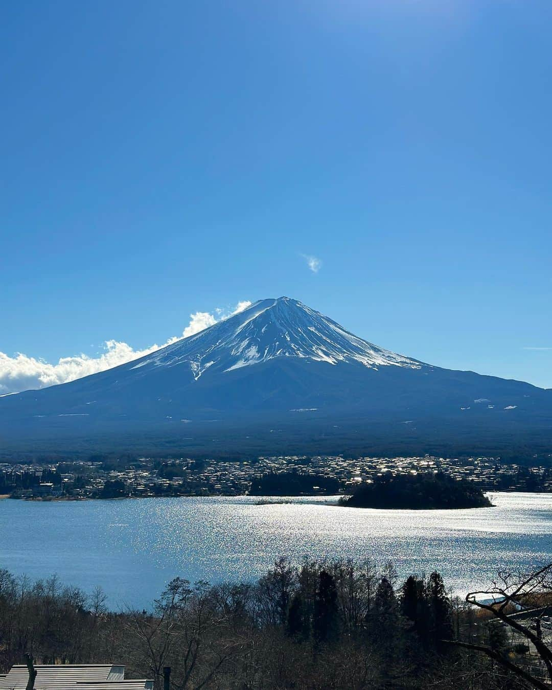 真鈴のインスタグラム：「happy new year!! 🗻 2023 去年、赤富士を待ち受けにしたらいっきに好調になり、富士山のパワーをひしひしと感じておりましたので今朝撮ったばかりの美しい富士山を新年のご挨拶の投稿にしてみました。  今年も宜しくお願い致します🐰　 この投稿をみたあなたはラッキーですぞ。」