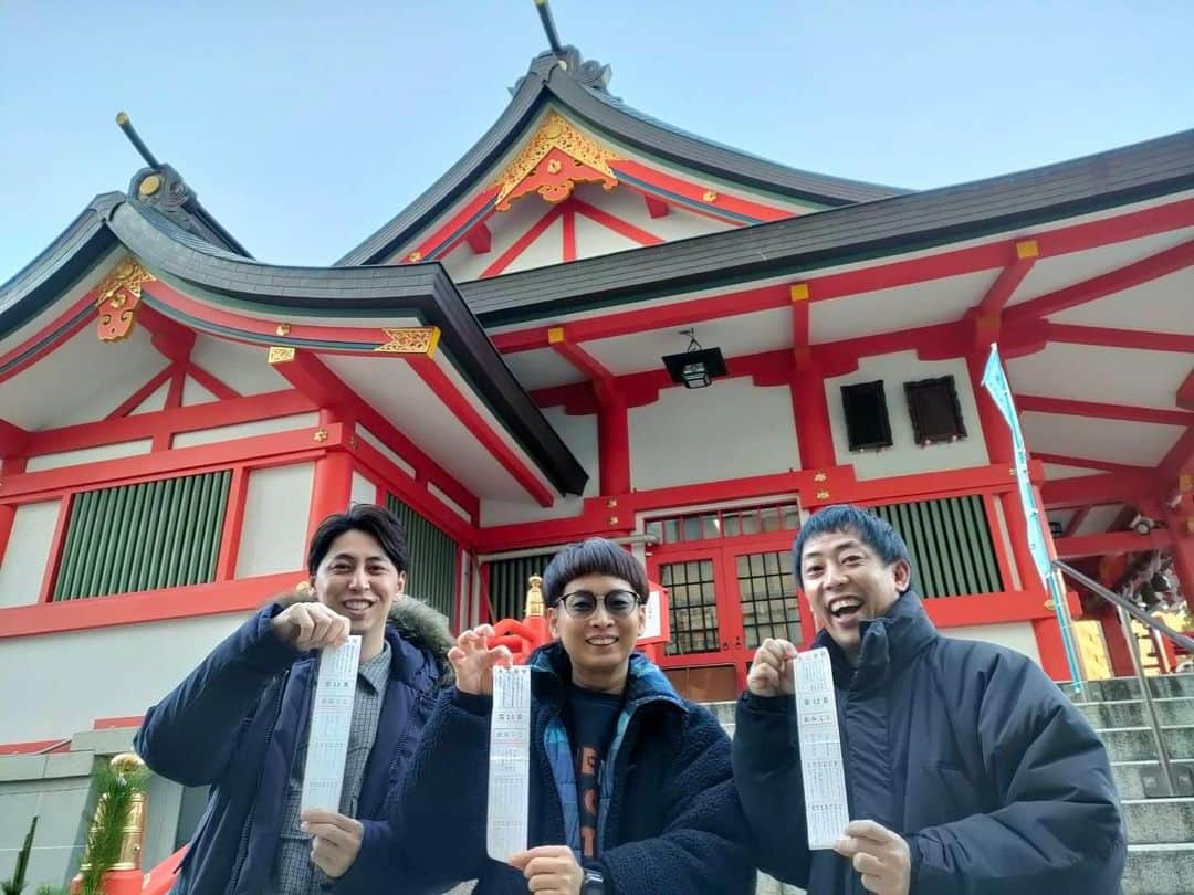 屋敷裕政のインスタグラム：「あけましておめでとうございます！  今年も宜しくお願いします！  #初詣 #正月恒例行事 #今年は元日にBKBさんが胃腸炎なったことによって延期 #オレらのファンが何で元日に初詣の写真上げへんのか心配するんちゃうって言うとったけど誰もそんなこと言うてなかった #毎年初詣の作法で揉める #今年はしずる村上さんが撮影してくれました #森田さんも村上さんもオレも大吉でバイクさんだけ末吉でした」