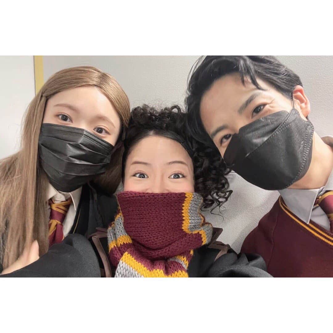 美山加恋のインスタグラム：「あけおめ公演でしたー！ (去年の写真ですが) 今年はオフショット沢山でインスタに挑みたいとおもいます。  まだ現像できてないフィルム写真も沢山なのよ…🫥  ローズ役のなっちゃん(橋本菜摘さん)と ジェームズ&ヤン役の田口遼くん  わたしのこのカツラはどこででてくるでしょーか‼️」