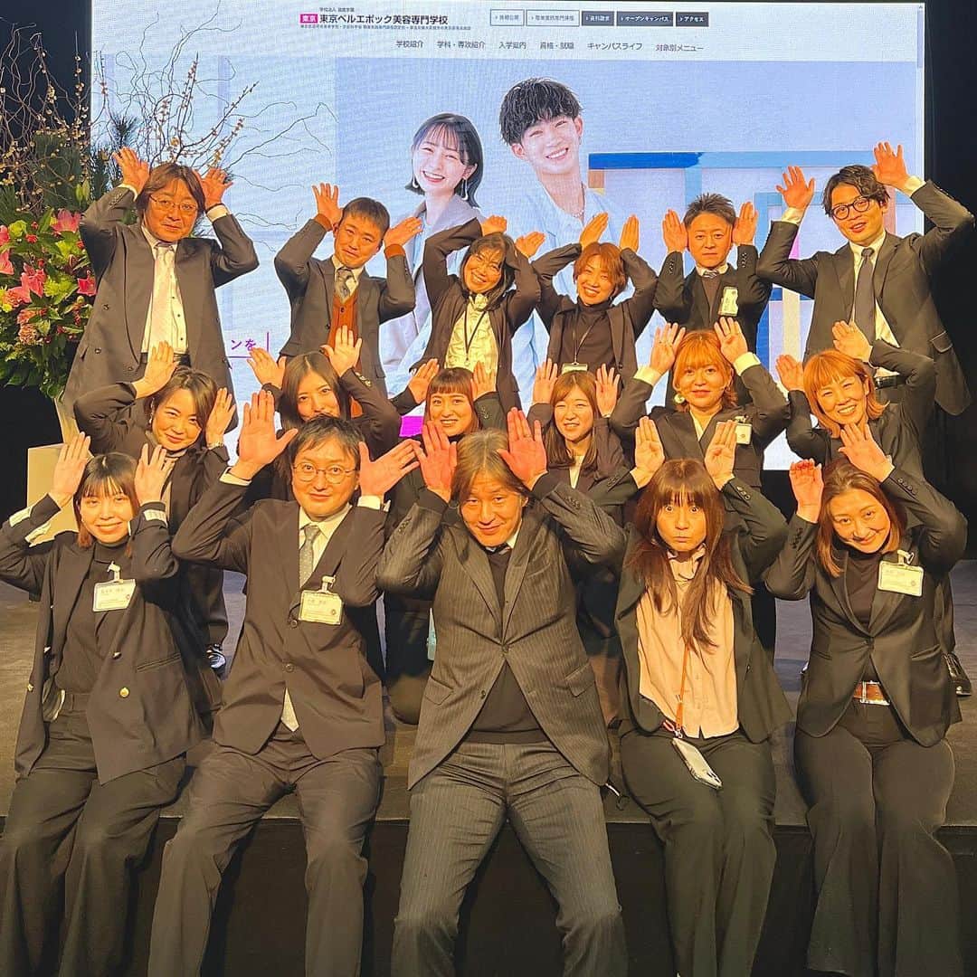 東京ベルエポック美容専門学校のインスタグラム：「※撮影時のみマスクを外しています。  新年あけましておめでとうございます✨本年も東京ベルエポック美容専門学校をよろしくお願いいたします。  ▶︎在校生の皆さんへ！ みんなの元気な姿が見れることを 今から楽しみにしてます😊  ▶︎入学予定者の皆さんへ！ 2023年は、いよいよ皆さんが東京ベルエポック美容専門学校の在校生になる年です！職員、在校生一同、心待ちにしています🙆‍♀️✨  ▶︎高校❶❷年生の皆さん！ 1月最初オープンキャンパスは1月7日(土)からです✨（日程や内容はトップページのURLをご確認ください）  ３月からAO入試の面談予約が受付開始になります。安心して進路選びができるよう職員一同、学生スタッフ一同サポートさせて頂きます。オープンキャンパスにてお会いできることを楽しみにしてます😊  今年も笑顔溢れる1年になりますように🐰✨✨✨✨✨  #東ベル #東京ベルエポック美容専門学校 #美容専門学校ベルエポック東京校 #美容学生 #美容専門学校  #美容学校  #美容進学 #美容垢#美容師#美容垢さんと繋がりたい#美容師なりたい#学生生活 #オープンキャンパス #美容師 #ヘアアレンジ #ヘアセット#ヘアメイク#アイリスト#アイデザイナー #ヘアメイクアーティスト #ブライダルヘアメイク #トータルビューティ#スタイリスト#エステティシャン #メイクアップアーティスト #東京ベル #hairmake #hairmakeup   --------------- 『東ベルパンフレットのご請求/オープンキャンパス予約』こちらから💁‍♀️💁‍♂️ @tokyo_belle」