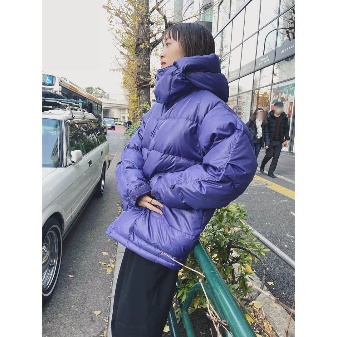 野尻美穂のインスタグラム：「カラーダウンなんて着ると思ってなかった今までの私💜 フード取ってもかわいかった☺️ そしてパープルは肌のトーン上げてくれる気がする🤔  #daiwapier39  #downjacket  #wai_ships #newbalance  #ootd」