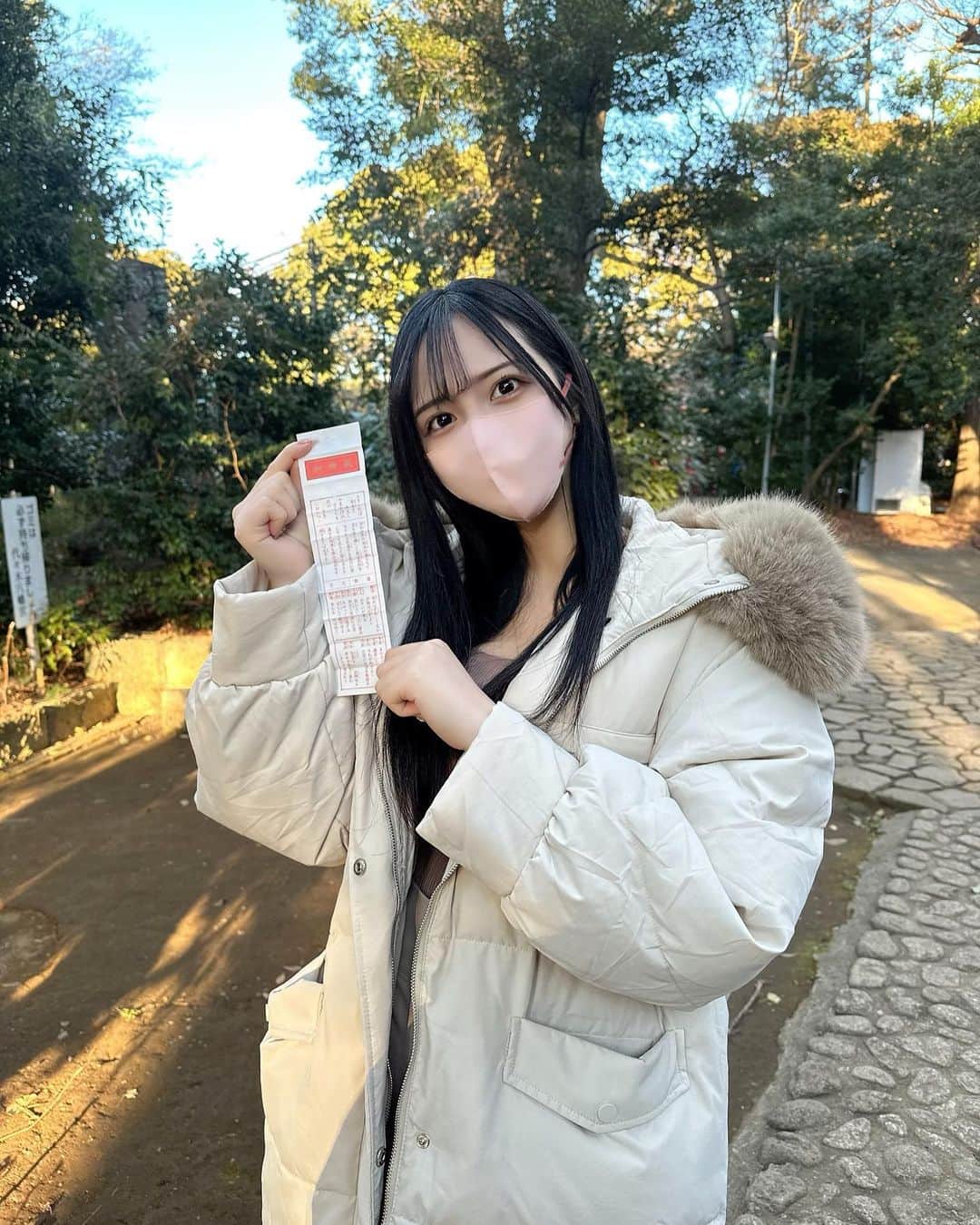 のインスタグラム：「初詣いってきました🐇⛩ おみくじ大吉引きました〜〜っ！  良い1年にする！なる！できる！🌟」