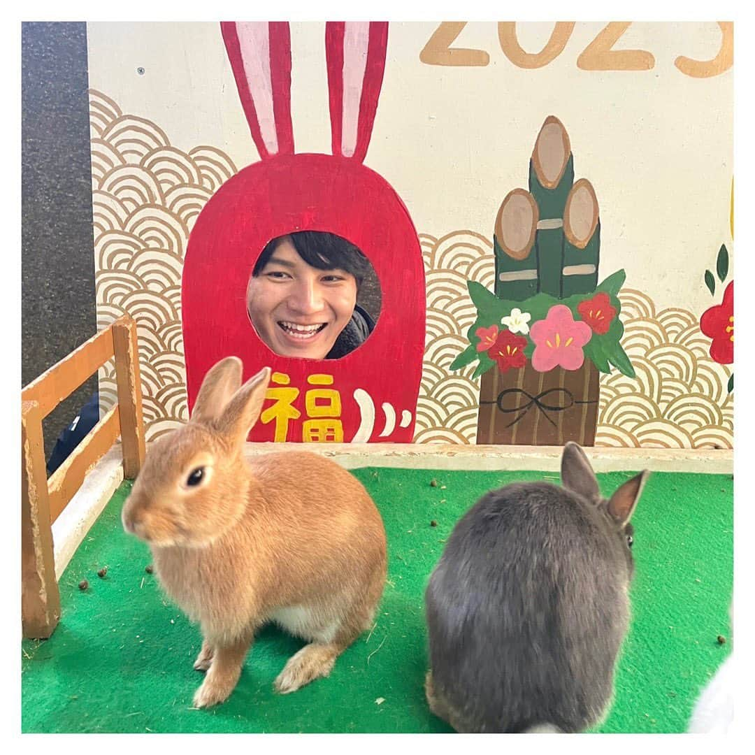 佐々木一真のインスタグラム：「今年はうさぎ年ということで こんなコーナーができていました🐰 顔をはめて写真撮影しようとしたら…  今年はいいことがありそうです！！！笑  #うさぎ #うさぎ年 #卯年  #生まれは #丑年  #佐々木一真」