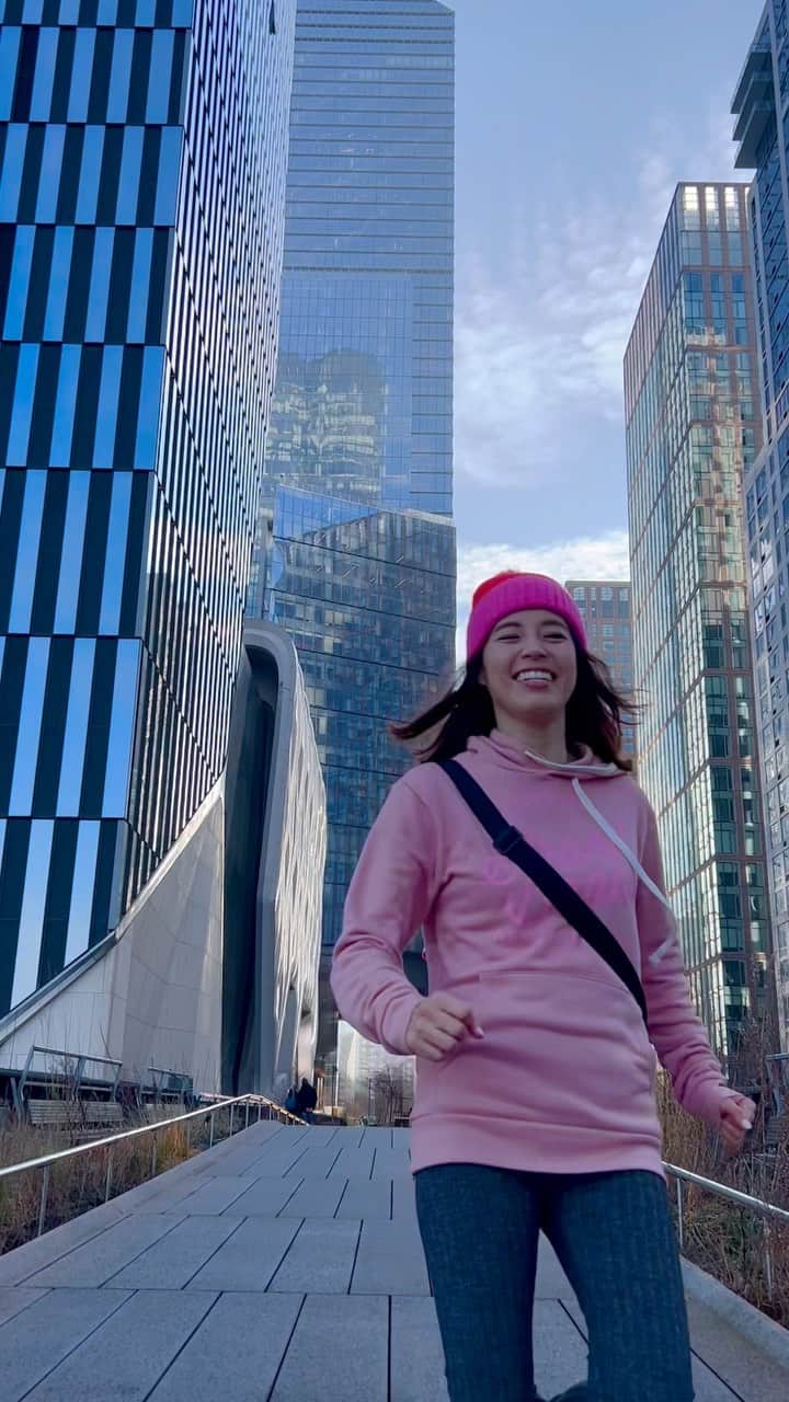 のインスタグラム：「朝早く行ったら、人もまばらで☺️ そうなると走りたくなるものよね〜🏃‍♀️🗽🇺🇸  #NYC #ニューヨーク #Barbie #バービー #pink #ピンク #highline #一番端っこの所 #神田愛花 #ニューヨーク #Barbie」