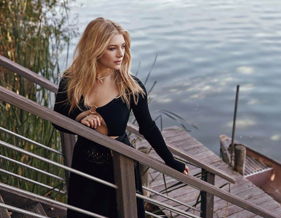 キャサリン・ウィニックのインスタグラム：「The best time for new beginnings is now… 2023 here we go! 💫」