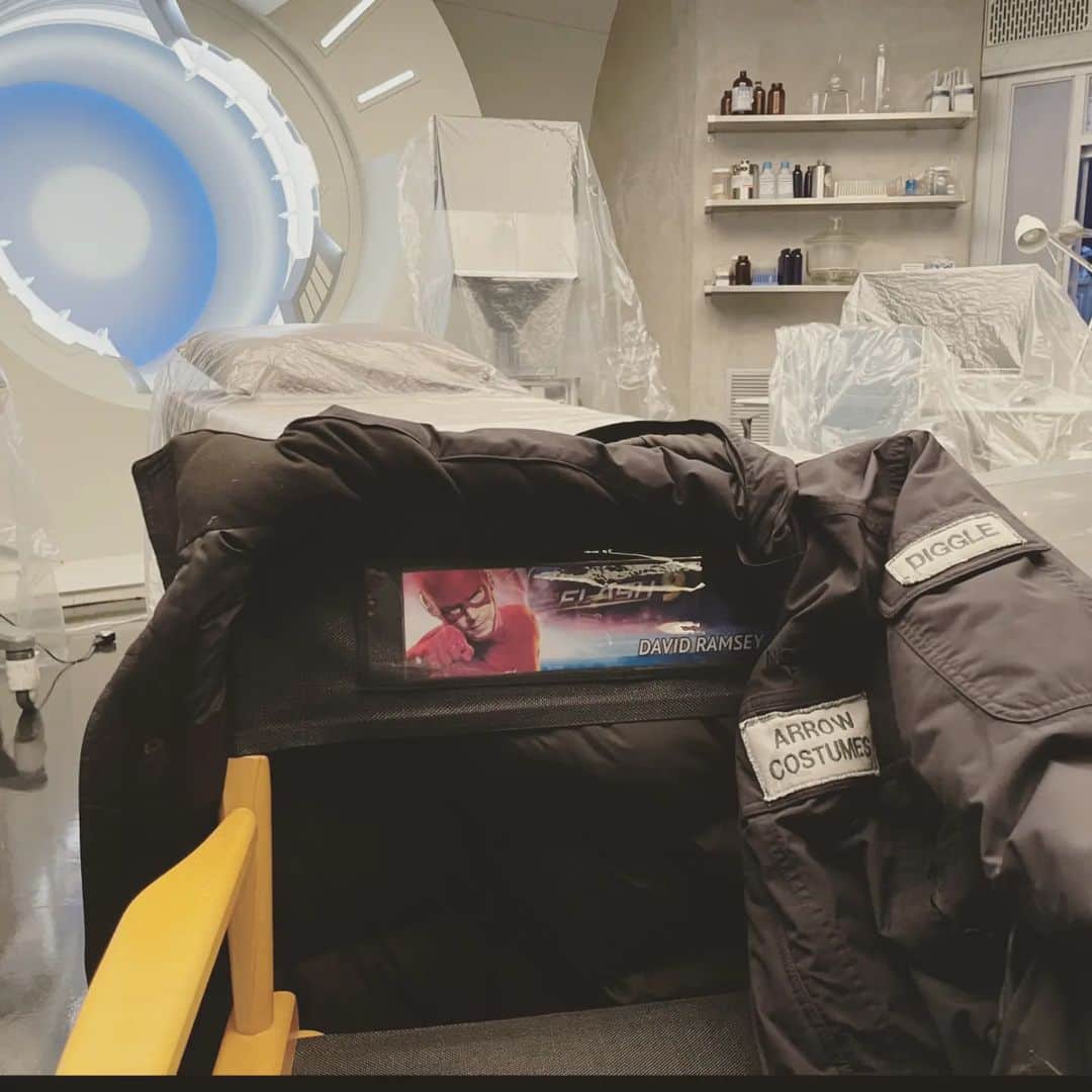 デヴィッド・ラムゼイのインスタグラム：「..back in the lab.. #theflashfinalseason」