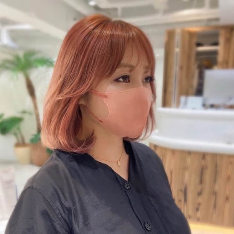 のインスタグラム：「. 先月、憧れのももなさんに やっとカラー＆カットしてもらった🥺❤️ 可愛すぎた🥺❤️ また絶対拝みにいく。 . カラーする時にしまった襟をそのままで写真撮っちゃったのと目が虚ろなのが悔い🥺笑 @momona_ouchi  #韓国ボブ#ピンクカラー#ボブ」