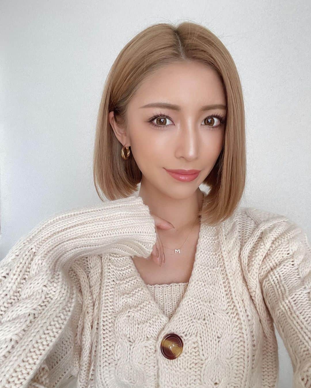 MIWAのインスタグラム：「color change 🍯🤎 ㅤㅤㅤㅤㅤㅤㅤㅤㅤㅤㅤㅤㅤ ㅤㅤㅤㅤㅤㅤㅤㅤㅤㅤㅤㅤㅤ明るめどうかな🥹？ 早くて今金髪になってきたけど ハイトーンはハイトーンで可愛い🫶🏼 ㅤㅤㅤㅤㅤㅤㅤㅤㅤㅤㅤㅤㅤㅤㅤㅤㅤㅤㅤㅤㅤㅤㅤㅤㅤㅤ カラーでイメージ変わるからﾀﾉｼｲ💘 @tatsunori.7 今年も宜しくね✌🏽 ㅤㅤㅤㅤㅤㅤㅤㅤㅤㅤㅤㅤㅤ 自まつ毛もぐんぐん伸びてて 周りにめっちゃ褒められる🤭♡ 下まつげもめちゃ伸びたよ🪶 ㅤㅤㅤㅤㅤㅤㅤㅤㅤㅤㅤㅤㅤ ㅤㅤㅤㅤㅤㅤㅤㅤㅤㅤㅤㅤㅤ #ボブ#前下がりボブ#ハイトーンボブ #ハイトーン#自撮り#まつげ美容液 #まつ育#自まつ毛#ショートヘア」