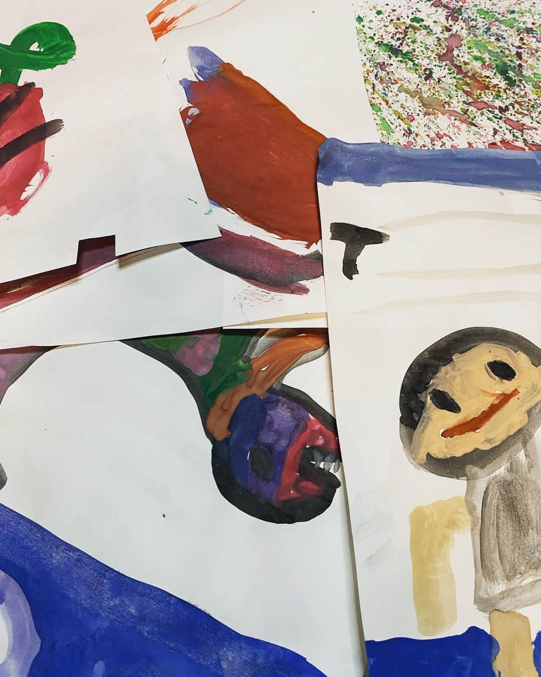 高橋文樹のインスタグラム：「子供達が家で「描いた絵を売る」という試みを始めたので6枚買いました。しめて230円。」