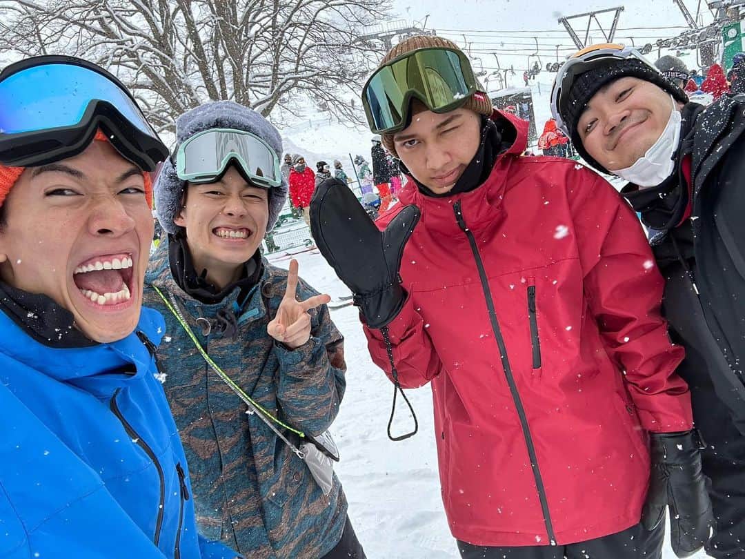 テオくんのインスタグラム：「一昨年と去年頑張ったご褒美に1泊2日でスノボ旅行行ってきた🎄✨最後の旅費男気ジャンケンはゆうたの負けでした🎊」