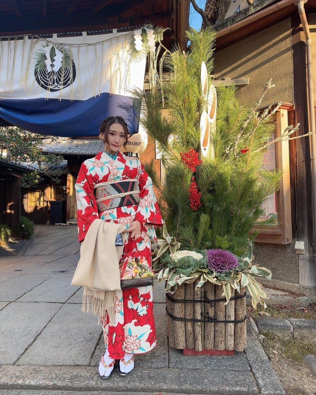 CANAのインスタグラム：「. . . . . 新年明けましておめでとうございます⛩🎍🌅. . . . 2年連続伊勢神宮いってきた🙋‍♀️. たくさんスピったのでいい事ありますように♡笑. . . 爆笑しっぱなしの楽しい新年旅行でした🚅. . . #あけましておめでとうございます #謹賀新年 #伊勢神宮 #お伊勢参り #八坂神社 #京都 #三重 #伊勢 #きもの #着物」