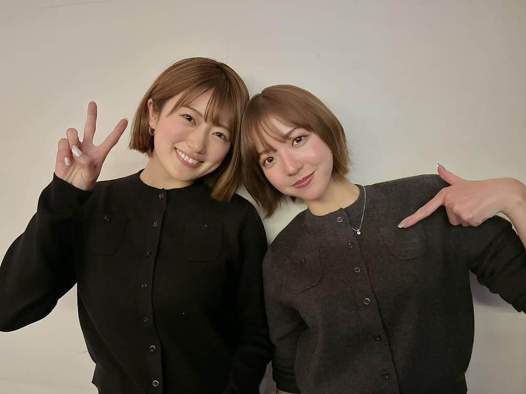 和田まあやのインスタグラム：「⛄️ 上着脱いだらお互い色違いの服着てた😹 たまたま同じライダースを持ってたり、 この前の北海道旅行にもたまたま同じトートバッグを持って来てたり お互いふと口ずさんだ歌がおんなじところ歌ってたり なにかと2人で被ることが多くてびっくりする日々です🫢 多すぎてみんなにも共有しちゃいました😹」