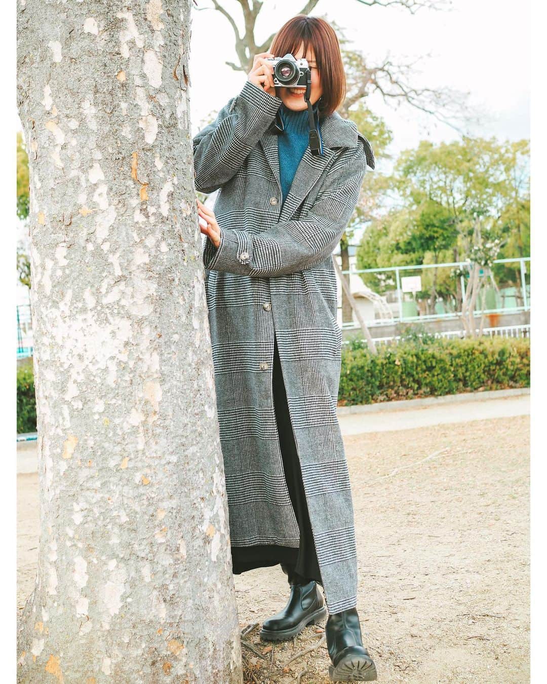 芥川愛加さんのインスタグラム写真 - (芥川愛加Instagram)「・ カメラを持って写真を撮りに📸´‐ ・ まだまだ寒いので @miharutall さんのロングコートを着用🧥💕 身長が高いのでロングコートでも 普通のコートになってしまう私にとって この長さは超感動的😭✨ ・ 憧れの萌え袖にもなり 足まですっぽり隠れるので 全然寒くなく暖かかった☺️💗 ・ そしていい感じに撮ってもらえて 嬉しい芥川でした🥰 ・ ・ #ロングコート #オススメ #MIHARU #高身長悩みあるある #丈足りない問題 #皆さんのオススメも教えてほしい #カメラ女子 #今年も沢山撮ろう #最近は撮る側  #撮ってもらい方分かんない笑 #撮ってくれてありがとう」1月5日 20時50分 - aika_akutagawa