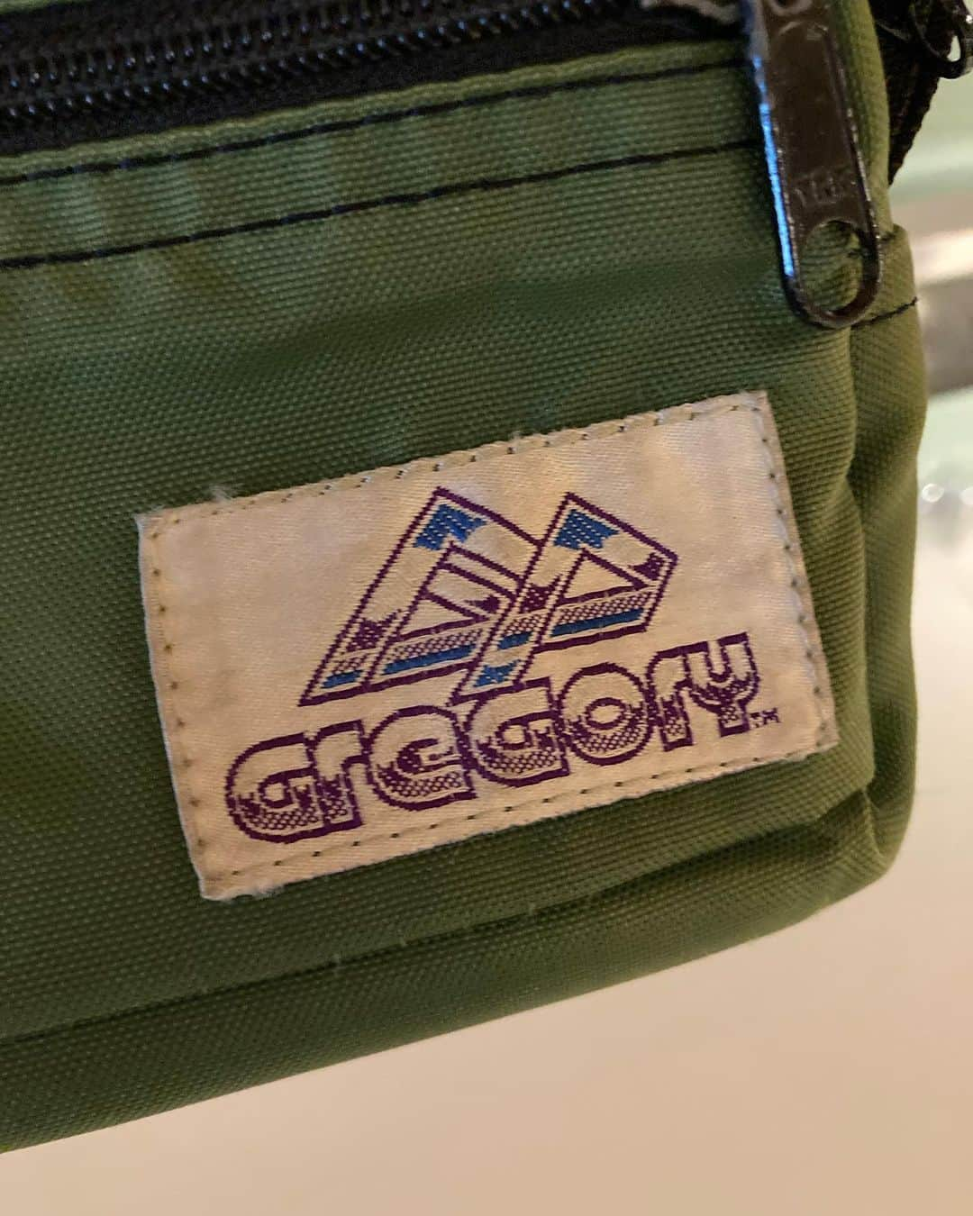 中島ヒロトさんのインスタグラム写真 - (中島ヒロトInstagram)「GREGORY BELT POUCH（USA?）  急に地味ですいません（笑）。ウチに現存する最古の（笑）グレゴリー。これは30年経ってるか、と。誕生日にもらったと思います。製品タグとかないですが、この頃のモノはアメリカ製じゃないかなぁ。経年変化だけで、大きな汚れもほつれとかもないので現役です。また使おう。 このロゴは、もうひとつ、ミッションパックがあったんですが、YO-KINGに譲って欲しいと言われて、あげちゃったので今はこれだけ。お礼にYO-KINGからもらったグレゴリーはまた明日。  #gregory」1月5日 20時59分 - djhirotonakajima