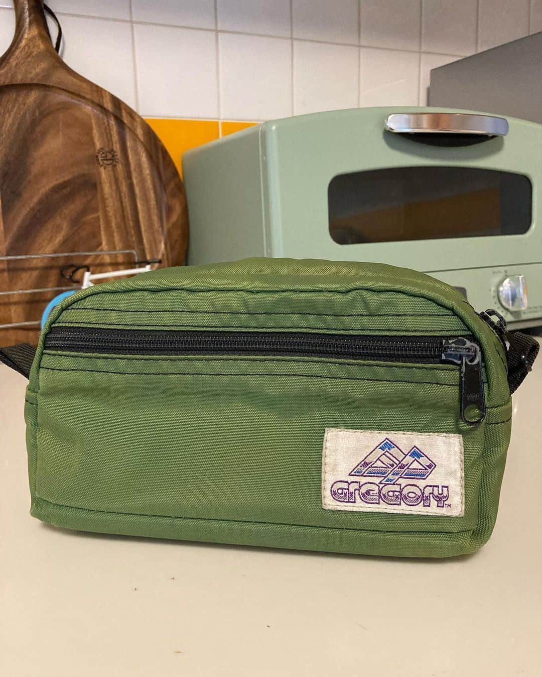 中島ヒロトのインスタグラム：「GREGORY BELT POUCH（USA?）  急に地味ですいません（笑）。ウチに現存する最古の（笑）グレゴリー。これは30年経ってるか、と。誕生日にもらったと思います。製品タグとかないですが、この頃のモノはアメリカ製じゃないかなぁ。経年変化だけで、大きな汚れもほつれとかもないので現役です。また使おう。 このロゴは、もうひとつ、ミッションパックがあったんですが、YO-KINGに譲って欲しいと言われて、あげちゃったので今はこれだけ。お礼にYO-KINGからもらったグレゴリーはまた明日。  #gregory」