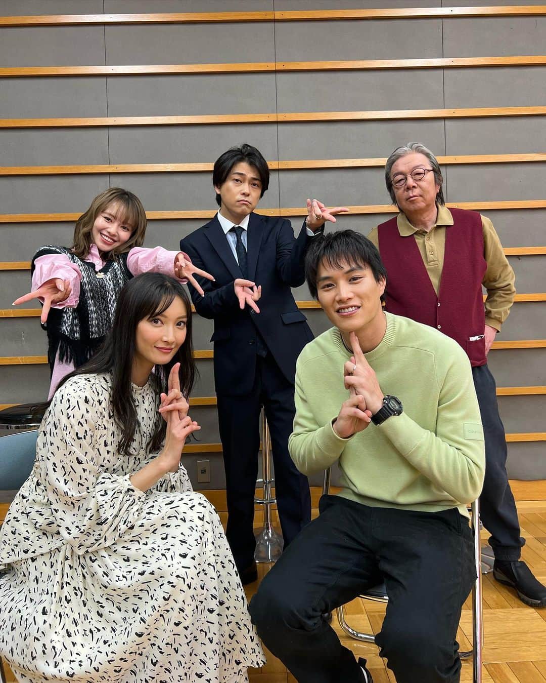 忍者に結婚は難しいのインスタグラム：「放送まであと1️⃣時間‼️  ／ #しのびぃず の皆へ緊急指令📜🥷 ＼  今夜10時〜の第1話放送中  #️⃣忍者に結婚は難しい #️⃣雪だるまが10個は作れそうですね  この2つのタグをつけて ツイートせよ❗️  #菜々緒 #鈴木伸之 #勝地涼 #山本舞香 #古田新太」
