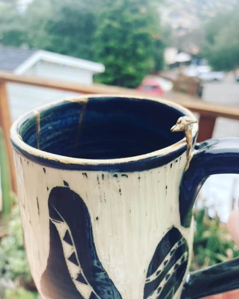 のインスタグラム：「Wow! It was such an amazing way to kickstart the year with a virtual Kintsugi experience! 🙌🏼 @caiti.wiggins made the cutest little mushroom with her left over putty! I am in awe! ❤️   I have two more LA Kintsugi experiences coming up in Jan on Sat the 14th and 28th and another virtual in Feb! Link is in my bio!  #kintsugi #kintsugiart #kintsugiworkshop」
