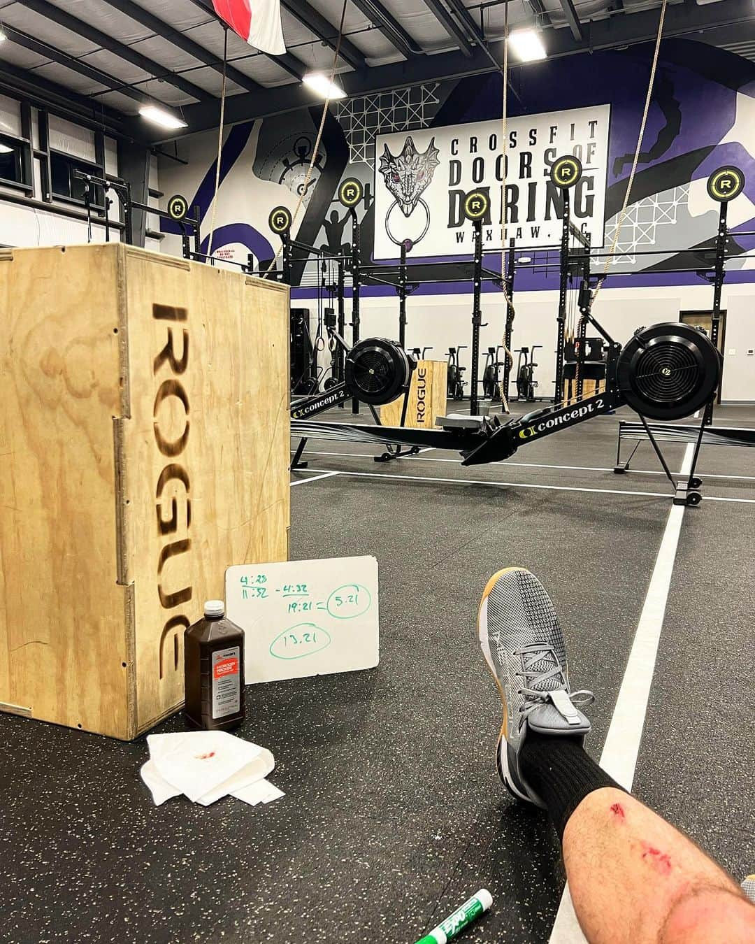 ザカリー・ダナヒューのインスタグラム：「Join CrossFit I said. “It’ll be fun” I said. Well…..it’s a blast!!! 😄 But todays box jumps gave my shin a beating 😭😭  As painful as it looks….and is!!!!! I absolutely love this daily challenge.」