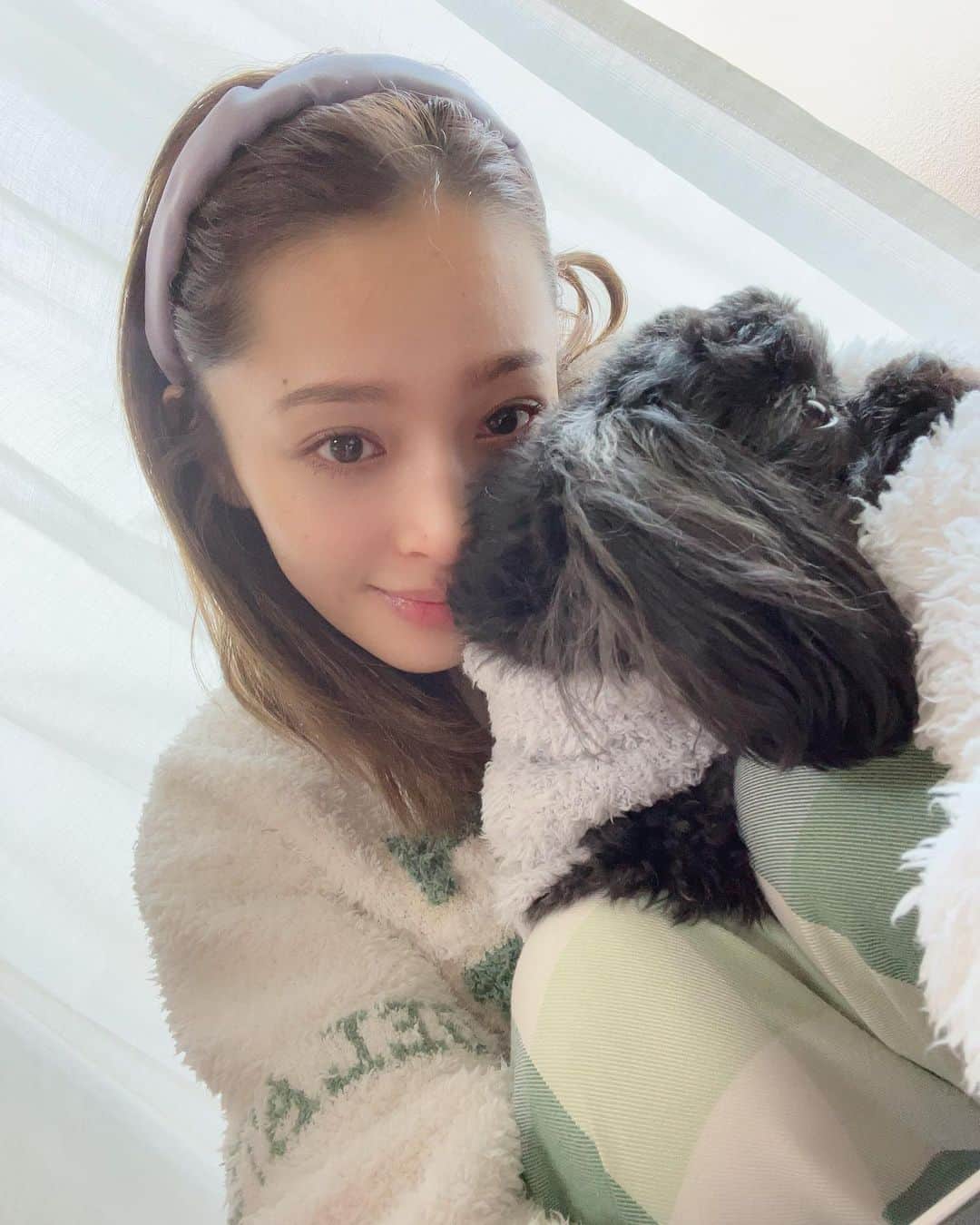 神部美咲のインスタグラム：「今日もお疲れ様でした☺︎  #私の癒し  #みみちゃん　#愛犬」