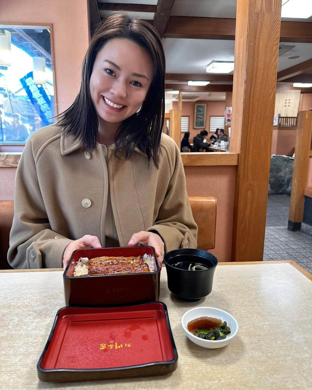 伴杏里のインスタグラム：「初詣⛩ うなぎをいただいて。。 しあわせな気分😋  柴又の寅さんにも久しぶりに会えて 嬉しかった〜☺️  #寅さん #柴又　#帝釈天 #初詣 #newyear」