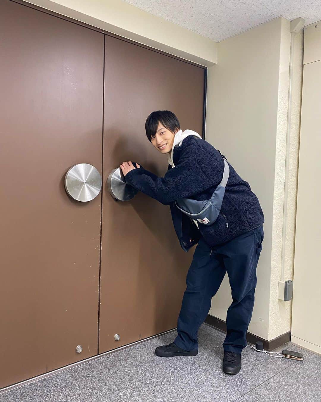 岡田翔大郎のインスタグラム：「. 明けましておめでとうございます。 今年もよろしくお願いします。 昨日は仕事始めでした！  🎸SHISHAMO10周年ライブ🎸  「恋する」MVに続きライブのオープニングとエンディングに出演させていただきました！ 生演技だったので緊張も少し😑  ライブも観させていただき、一緒に盛り上がってました🤭  素晴らしい1年のスタートに感謝です🏃  改めて、SHISHAMO10周年おめでとうございます！！最高でした！  昨日のライブ模様はU-NEXTでの見逃し配信でも観れます。 ↓↓ @unextjp_official   @shishamo_official  #shishamo#恋する#mv #武道館」